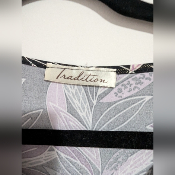 Vintage Tradition pull over blouse. Polyster and spandex. Shimmer. - Picture 3 of 6